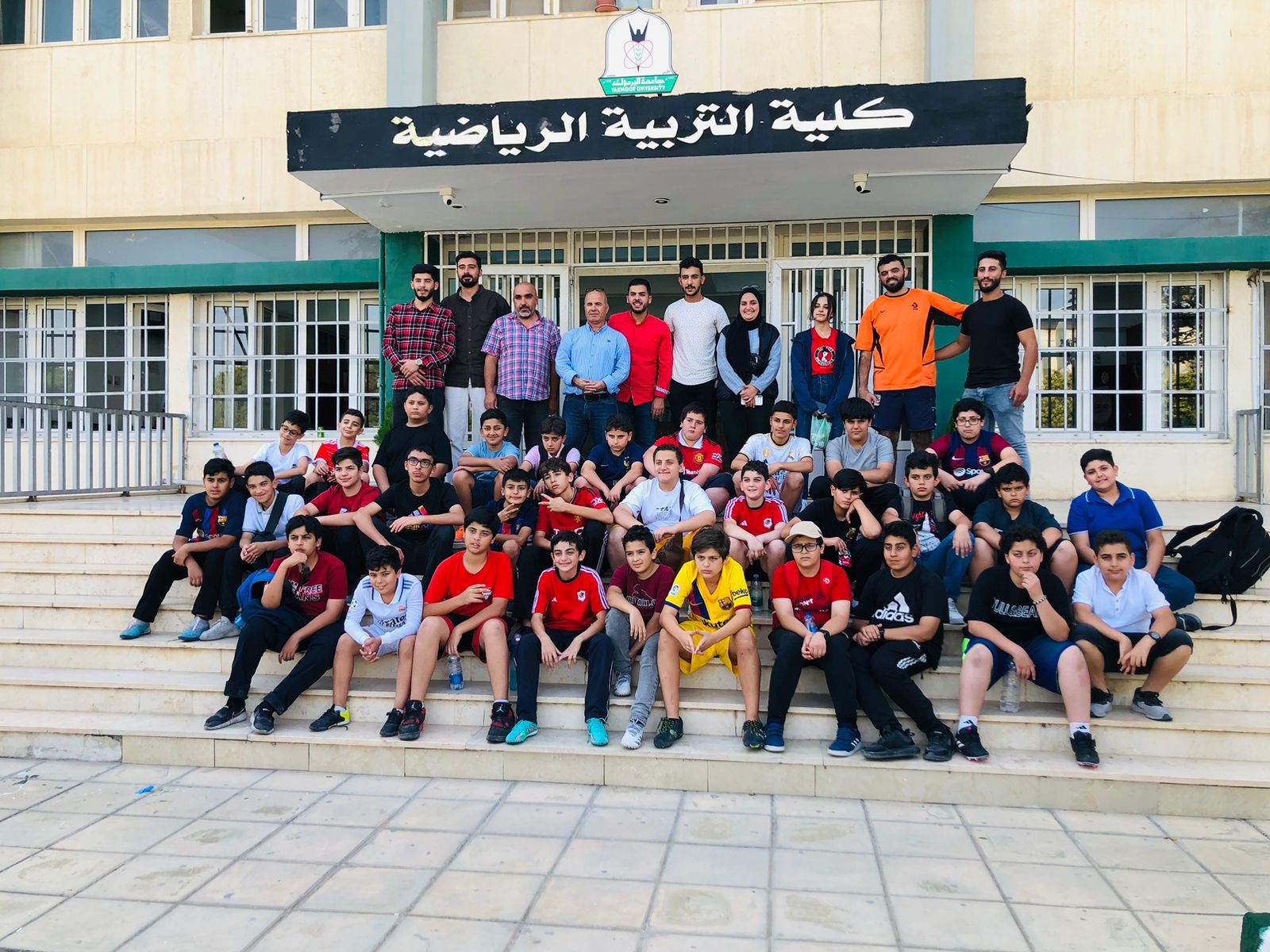 مجموعة من طلبة مدارس المنهل/عمان تزور مرافق كلية التربية الرياضة في جامعة اليرموك