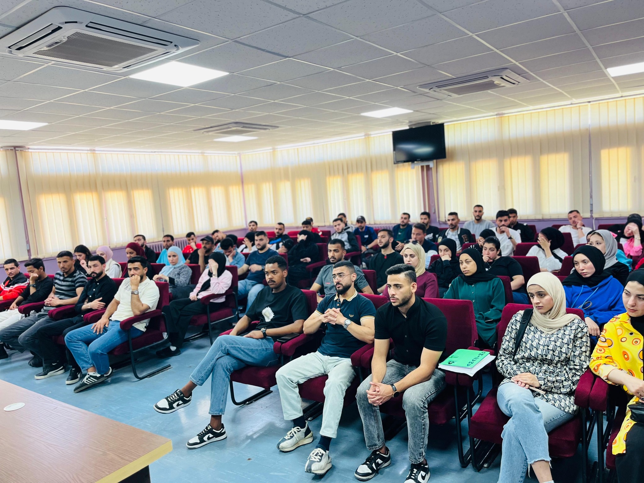 عقدت كلية التربية البدنية وعلوم الرياضة اجتماعًا هامًا لطلبتها لمناقشة أهمية امتحان الكفاءة الجامعية ودوره في تقييم مستوى التحصيل العلمي والمهارات الأكاديمية لديهم.