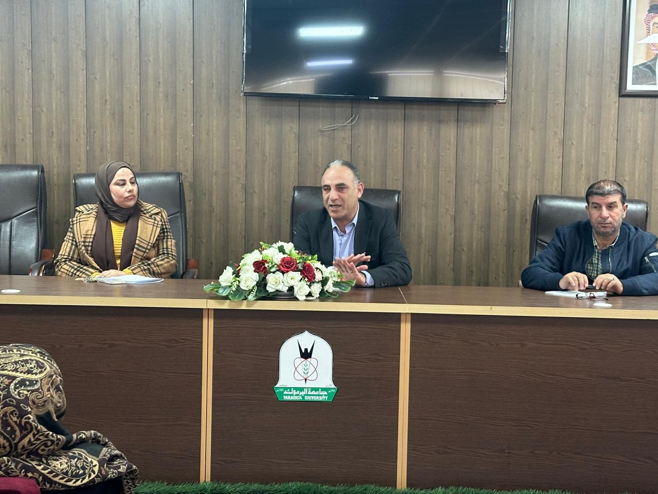 عقد اجتماعًا مع الكادر الإداري في كلية التربية البدنية وعلوم الرياضة.