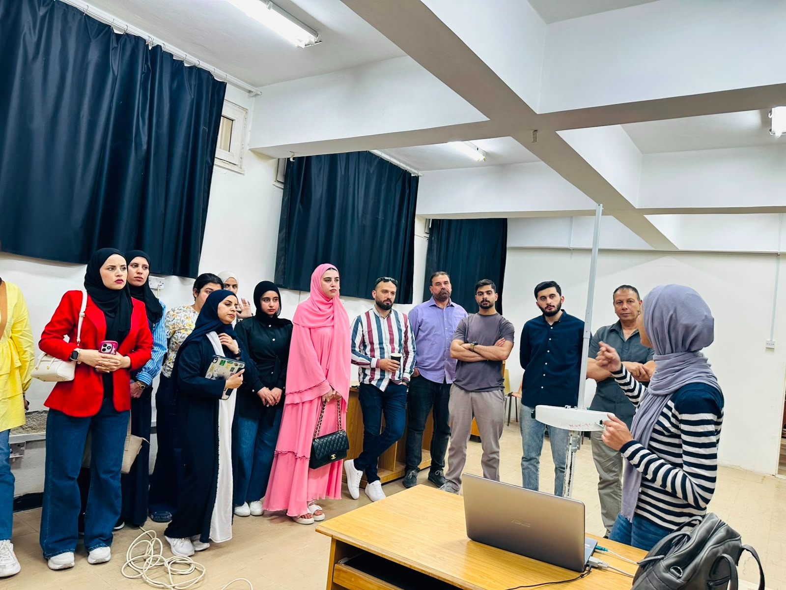 نظمت الكلية ورشة عمل متخصصة لطلبة الدراسات العليا بعنوان 